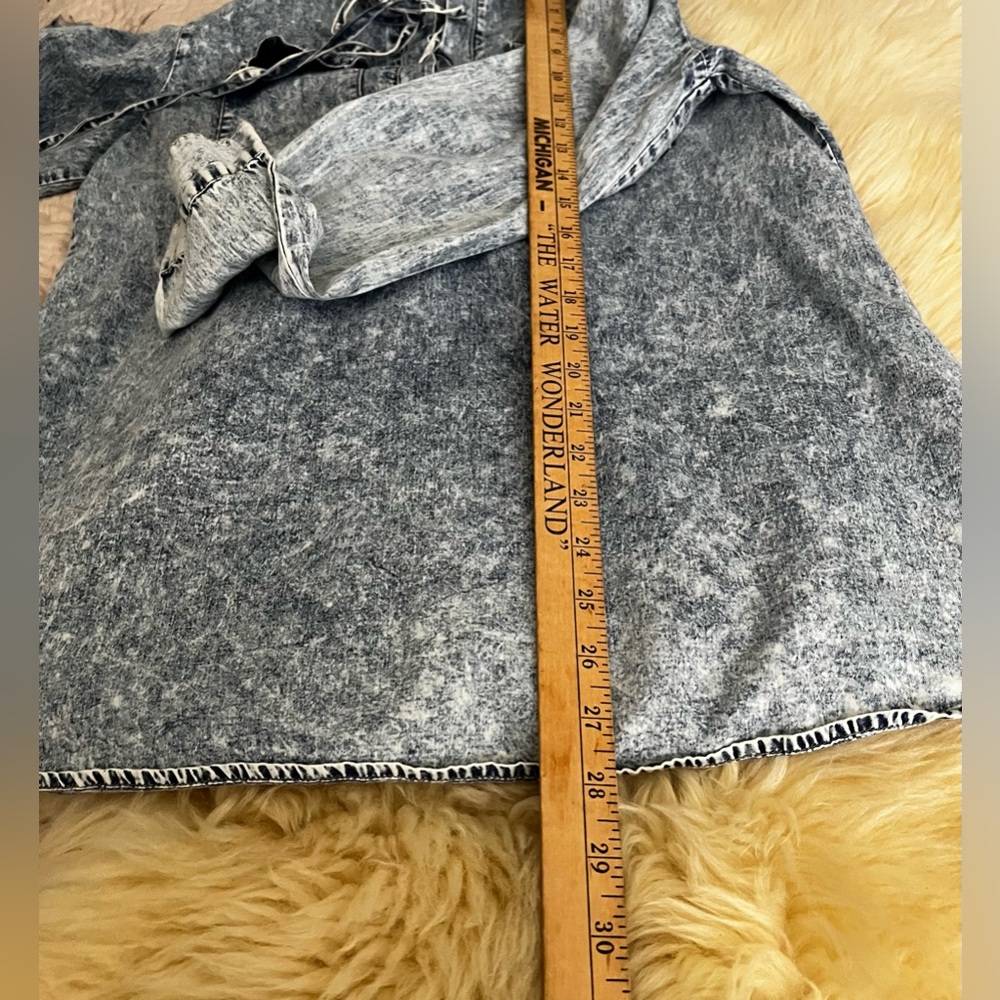 Ellie & Kate Women’s Denim Long Sleeved Pull Over Top With Laced Front Closure - Picture 4 of 7